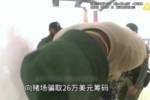 小莫里斯被捕现场画面曝光：为防万一 警员给他戴2副手铐+1副脚铐