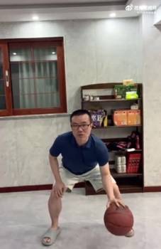 徐静雨被网友质疑篮球技术太菜,静雨随后上传自己运球训练视频
