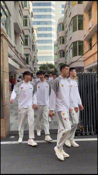 最后俩“小学生”押尾🤣广东男篮晒视频:阳光逐梦,虎啸出征