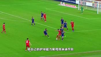 郜林面对三名日本球员潇洒摆脱，把背身处理球能力展现得淋漓尽致