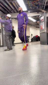詹姆斯球员通道的逗比行为.....看的出来很欢快😂