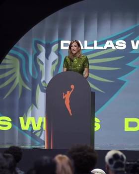 WNBA新科状元阿齐&middot;福德与佩奇布克斯达斯斯聚首，...