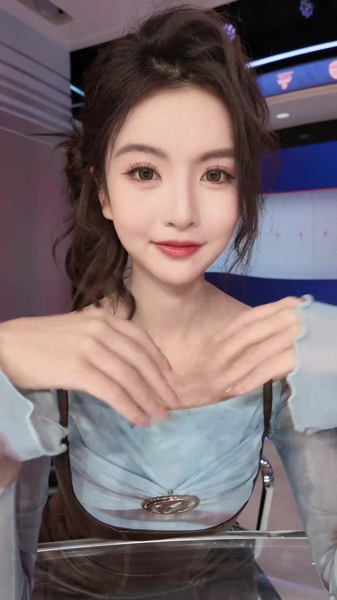 这颜值真可以😍女主播炼炼：捡支笔能回到18岁么？